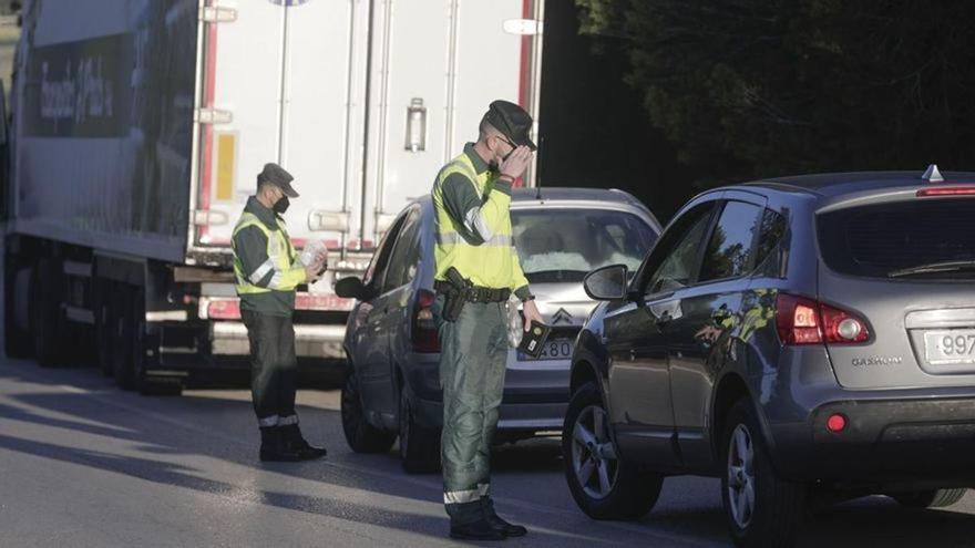 Polémica por la multa de hasta 500 euros de la DGT: &quot;No podremos ni salir al portal de casa&quot;