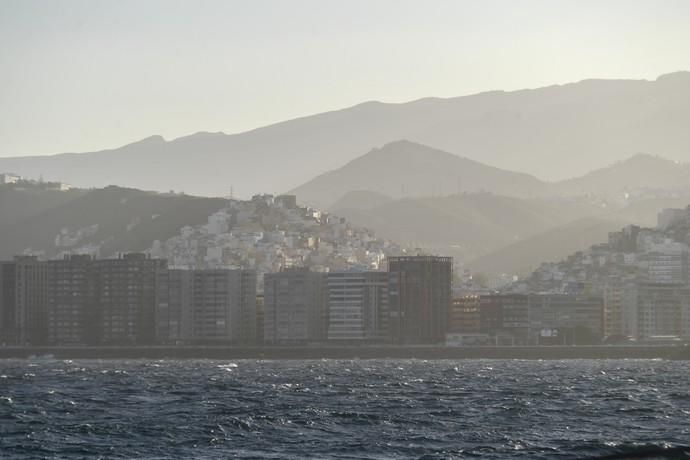 13-01-19 LAS PALMAS DE GRAN CANARIA. EL SEBADAL, PUERTO Y BARRIO DE LAS COLORADAS. LAS PALMAS DE GRAN CANARIA. METEOROLOGIA. Calima desde El Sebadal, el pueto y el Barrio de Las Coloradas.  Fotos: Juan Castro.  | 13/01/2020 | Fotógrafo: Juan Carlos Castro