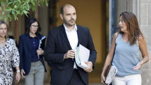 GRAFCAT5052. BARCELONA, 28/07/2026.- El conseller de la Presidencia, Albert Dalmau, acompañado por la consellera de Educació y Formació Profesional, Esther Niubó, a su llegada a la última reunión del gobierno catalán antes del parón de agosto, sin la presencia del presidente catalán Salvador Illa, que prosigue su viaje en Vietnam, y en plena polémica por la incidencia técnica que afecta a los resultados del informe PISA en Cataluña. EFE/Andreu Dalmau