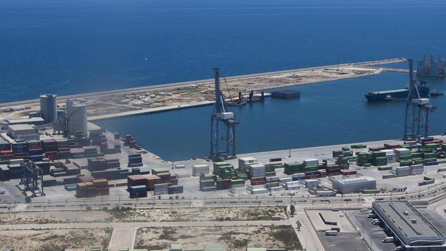 La Plataforma por un Puerto Sostenible se manifestará el viernes 18 contra los macrodepósitos en Alicante