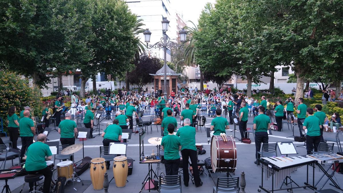 Un momento del concierto de la Banda Municipal de Música de Badajoz por el día mundial de la ELA, ayer en el paseo de San Francisco.