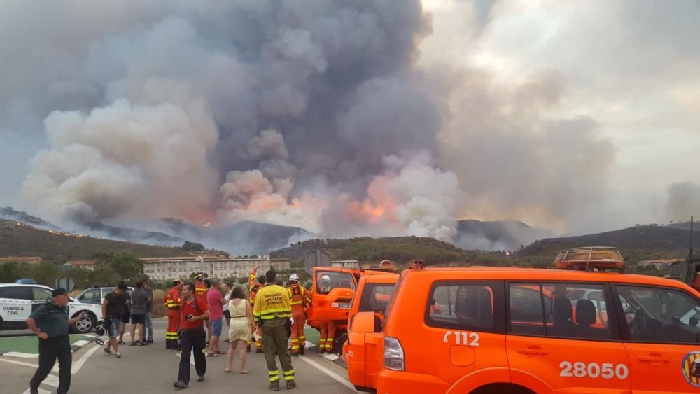 Los brigadistas se incorporan al incendio forestal en Llutxent