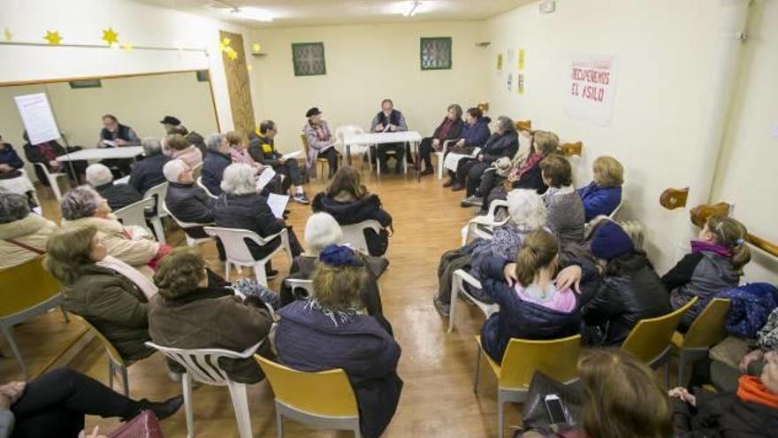 Los vecinos se reunieron ayer en demanda del centro social convocados por la asociación El Templete.