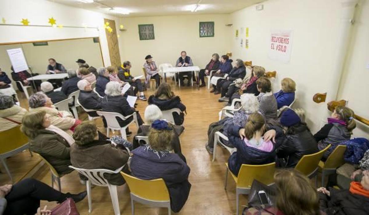 Los vecinos se reunieron ayer en demanda del centro social convocados por la asociación El Templete.