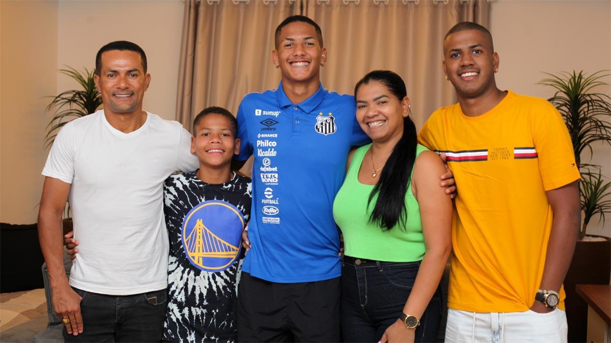 Ángelo con sus padres y sus dos hermanos en su residencia familiar en Santos