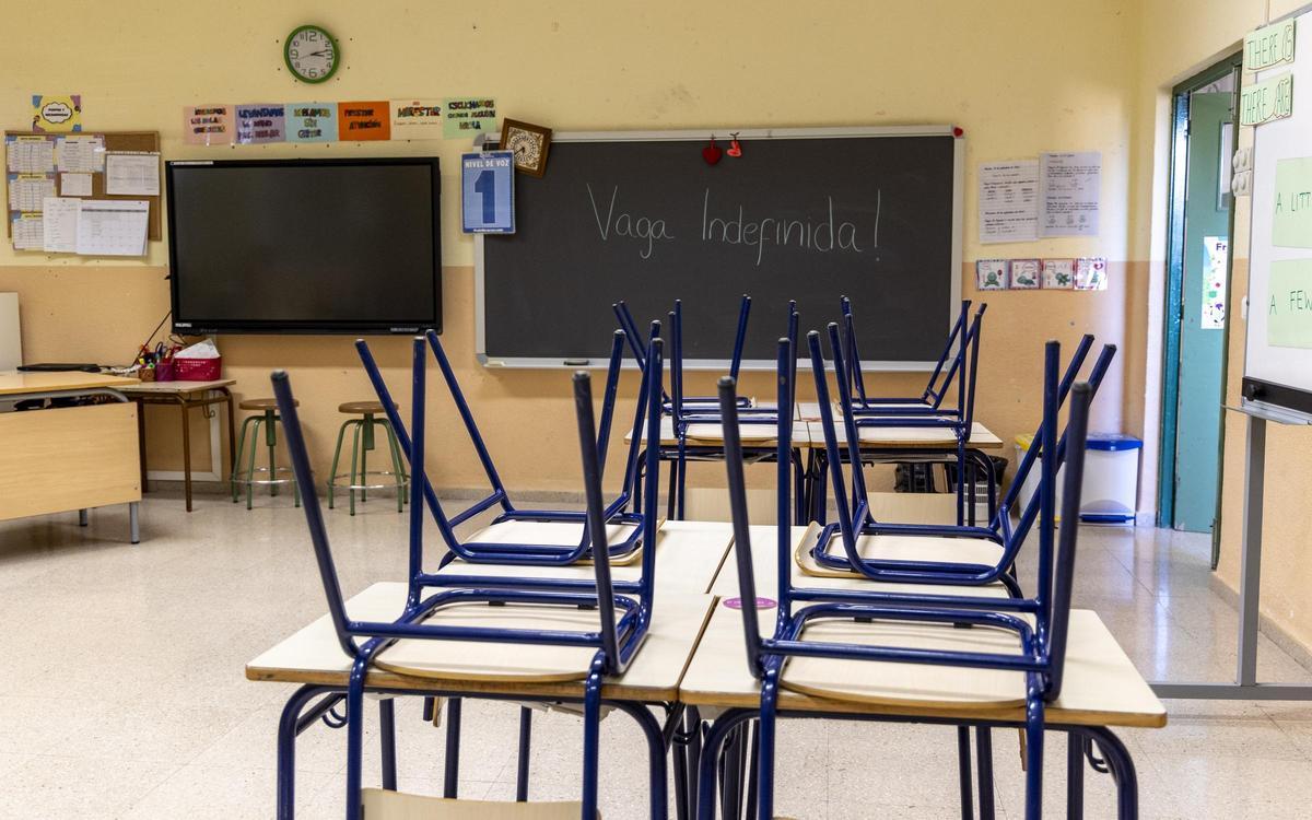 Un aula de Alicante vacía el primer día de la huelga indefinida de profesores, el pasado 11 de mayo