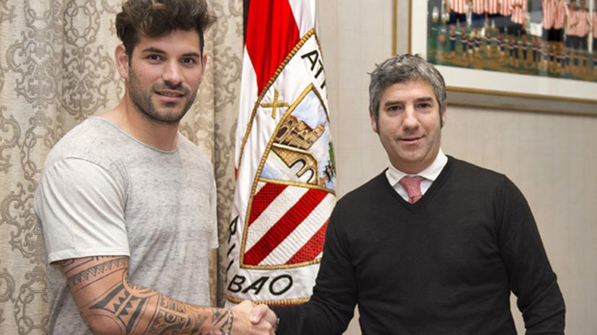 Iago Herrerín, junto al presidente del Athletic, Josu Urrutia