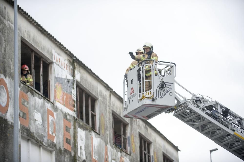 Los Bomberos acudieron a apagar un fuego en las instalaciones afectadas, abandonadas.