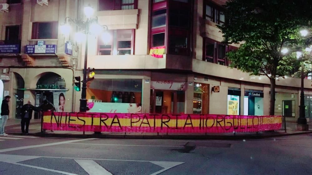 Banderas y mensajes patrióticos en Oviedo