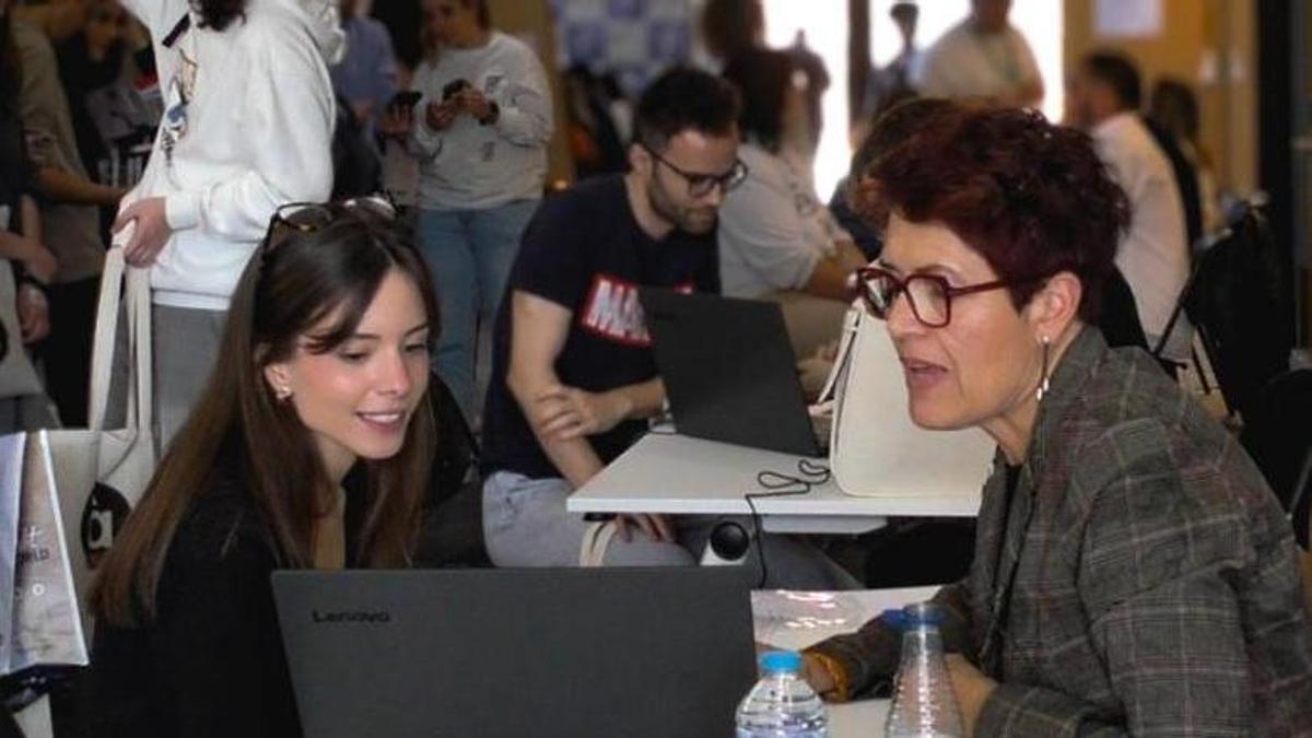 Asesoramiento a una estudiante en la celebración del Foro de Empleo en Gandia