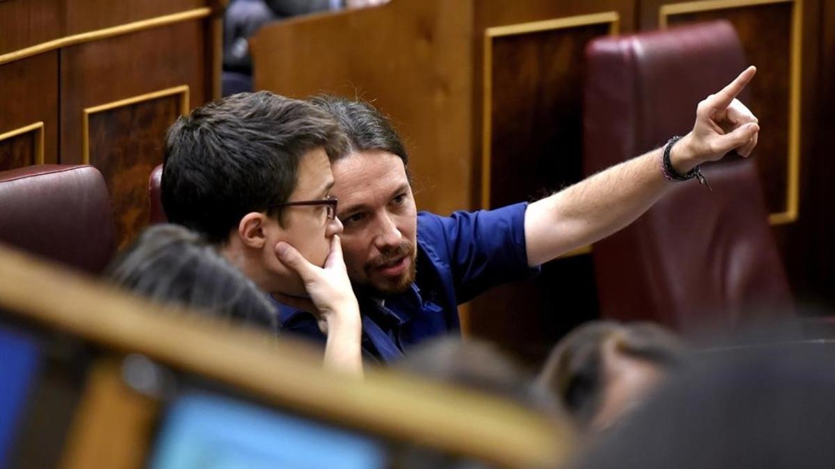 Pablo Iglesias e Íñigo Errejón durante el pleno en Congreso.