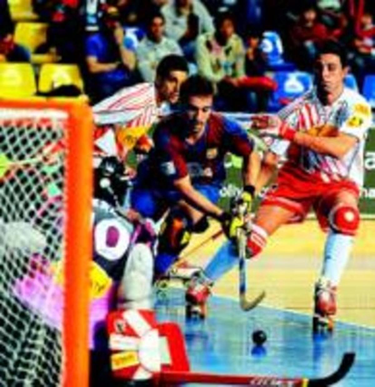 El blaugrana Ordeig encara el porter del Vic Sergi Fernández, ahir. El blaugrana Ordeig encara el porter del Vic Sergi Fernández, ahir.