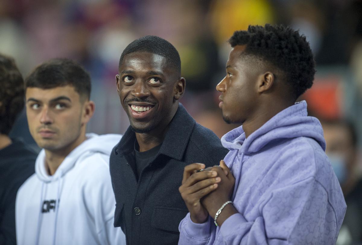 Pedri, Dembélé y Ansu Fati, en la grada de jugadores del Camp Nou.