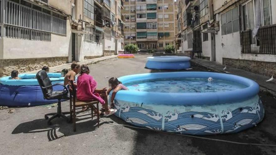 Vecinos han instalado hasta siete piscinas hinchables en la calle Topacio.