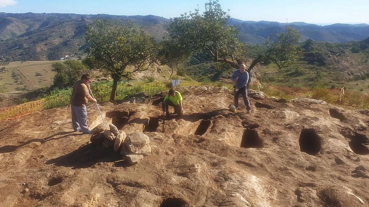 Arqueólogos trabajando sobre las tumbas.