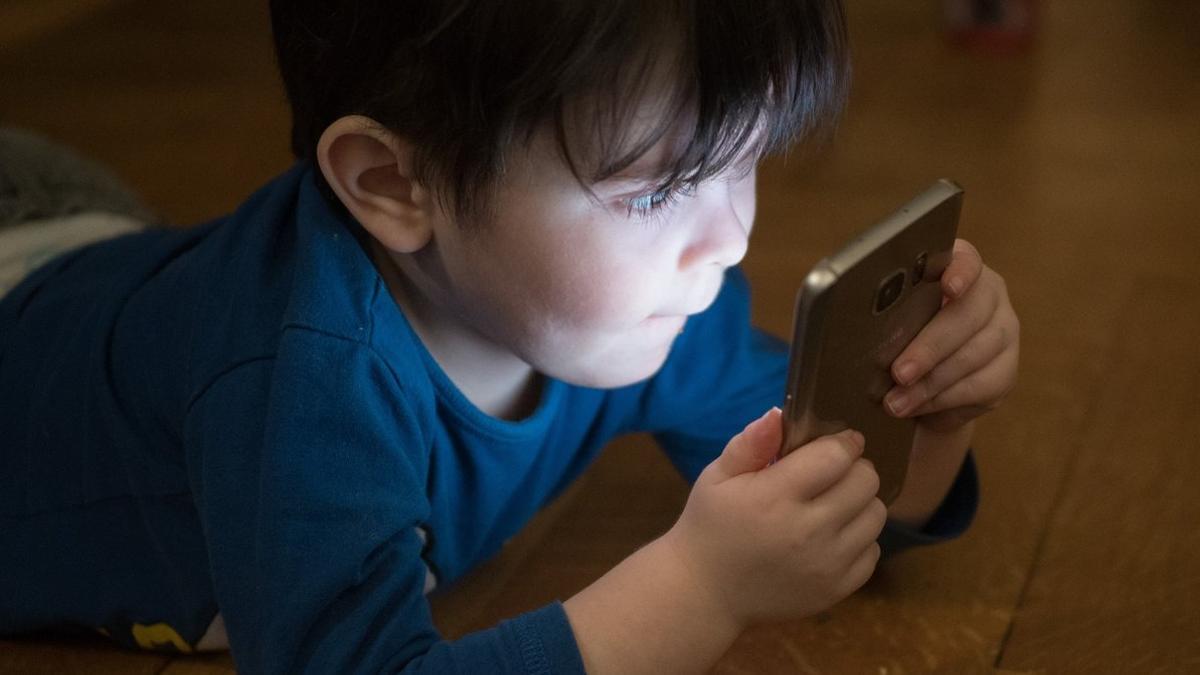 Un niño con un smartphone