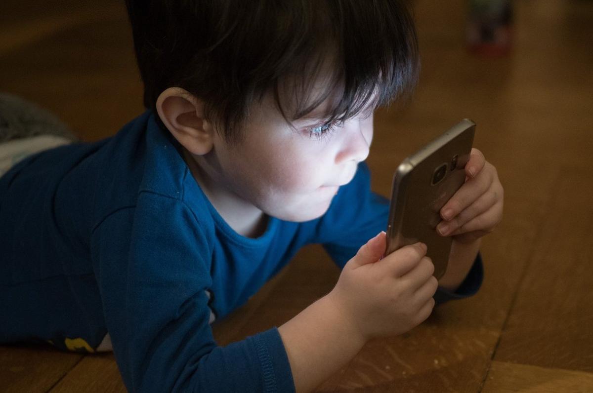 Un niño con un smartphone