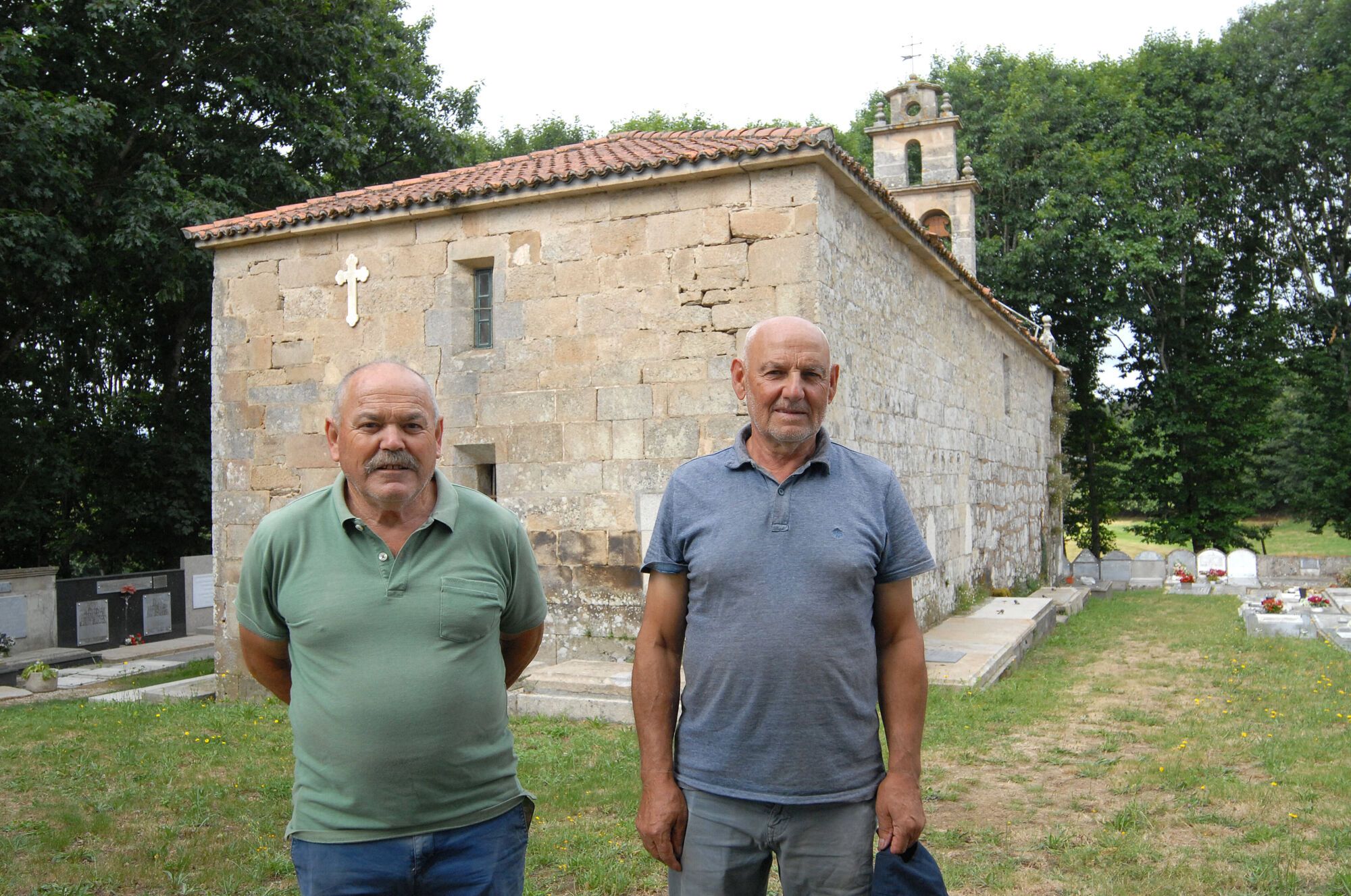 Suso Santos y Julio Taboada, en la iglesia parroquial.