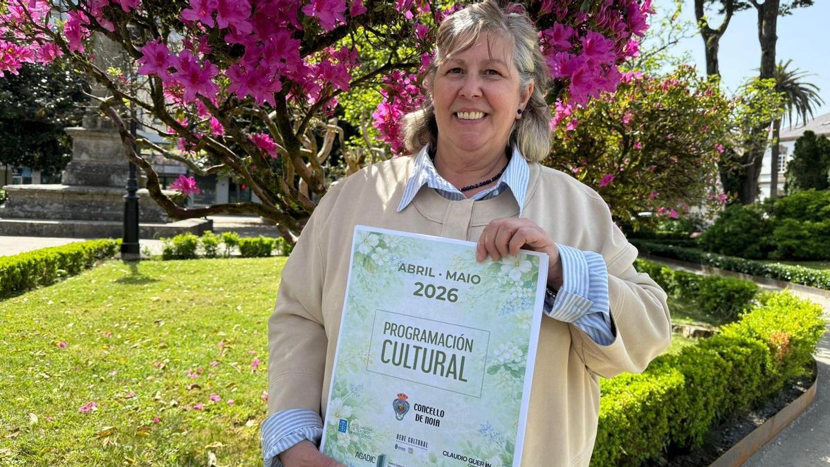 A concelleira Chelo Martínez, co cartel da pogramación cultural.