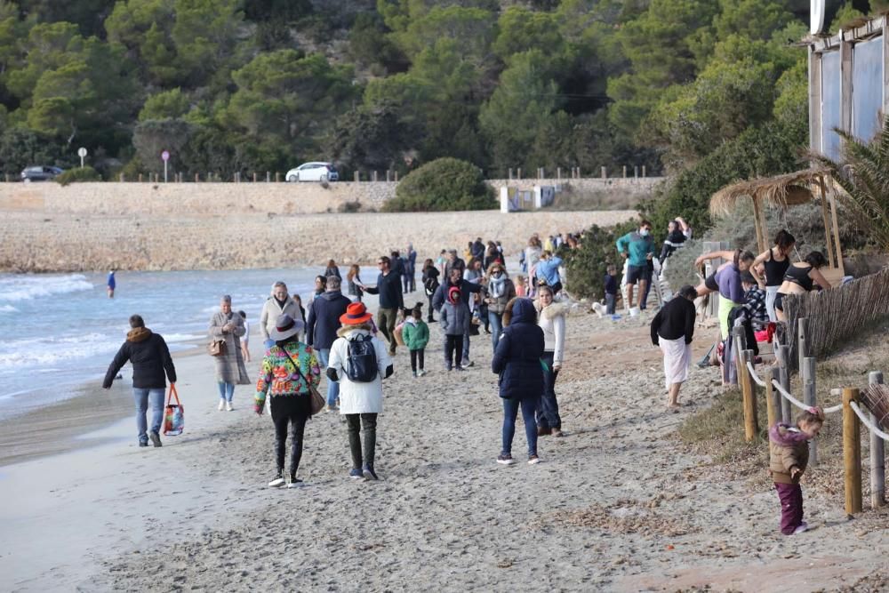 Primer baño del año en ses Salines.