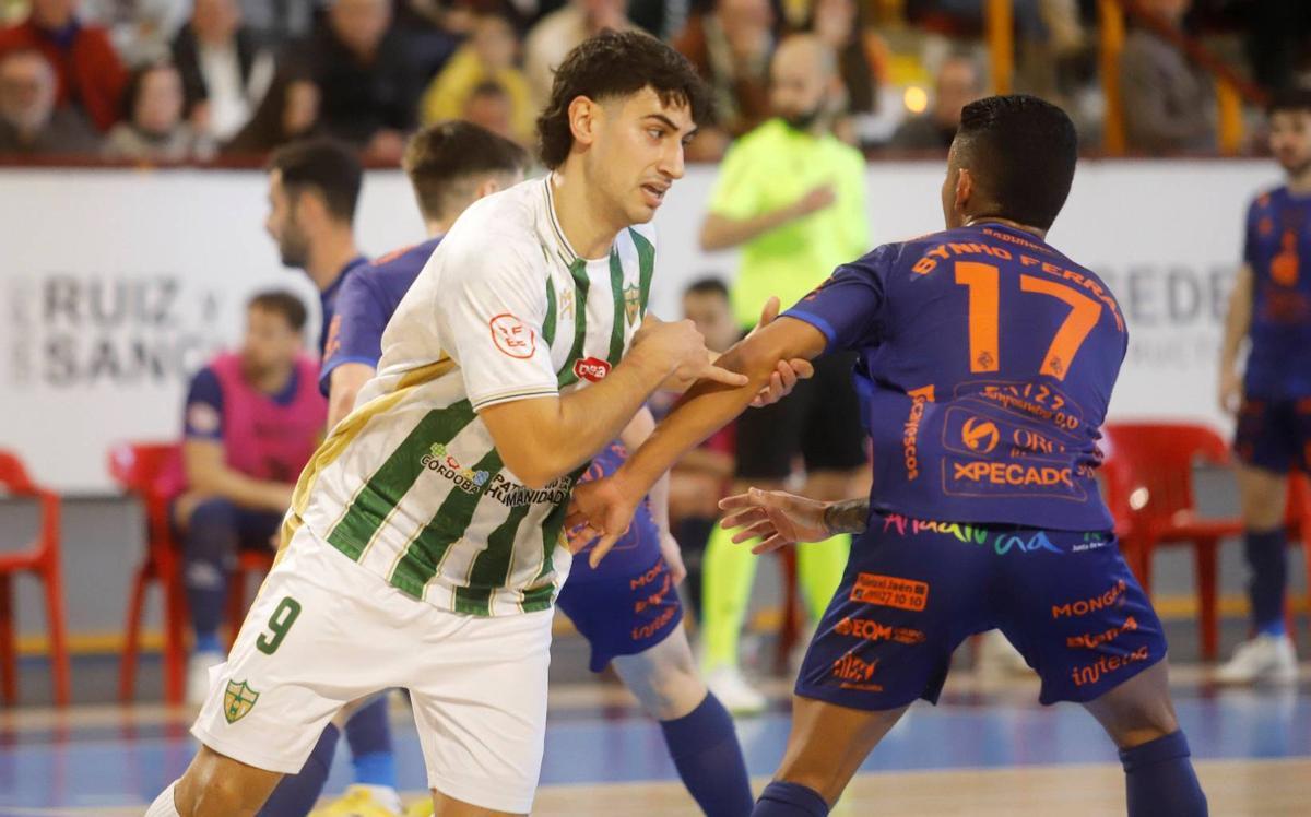 Tomás Pescio pugna con un adversario.