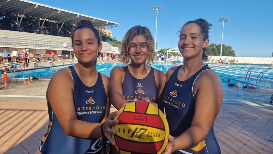 Rocío, Aroa y Sofía sienten verdadera predilección por el waterpolo. | | E.D.