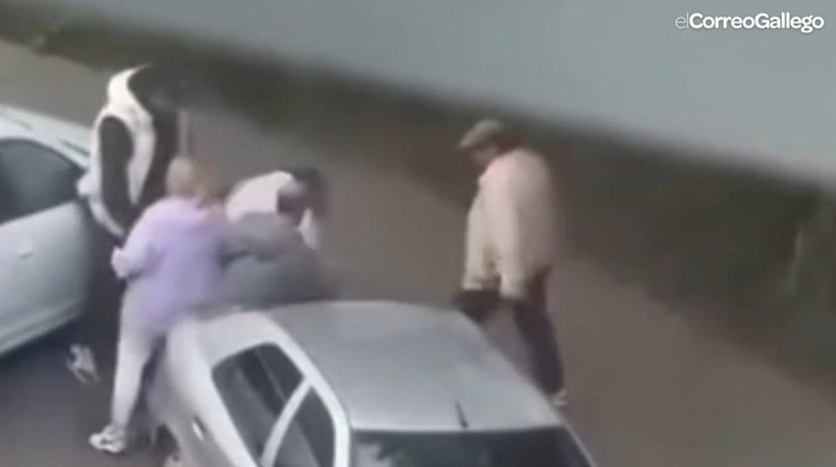 Un momento de la agresión de este sábado en la rúa de Touro, en la Almáciga