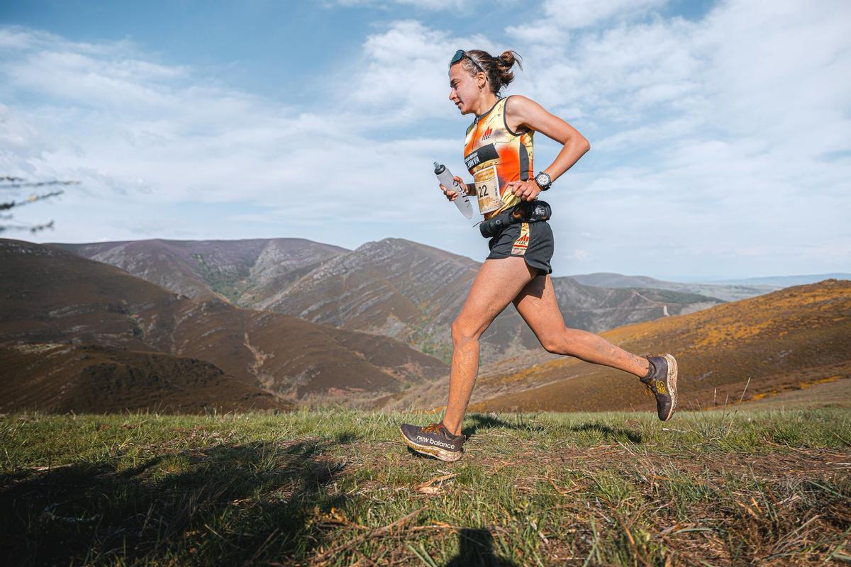 Laia Montoya representant la Federació d'Entitats Excursionistes de Catalunya en una cursa
