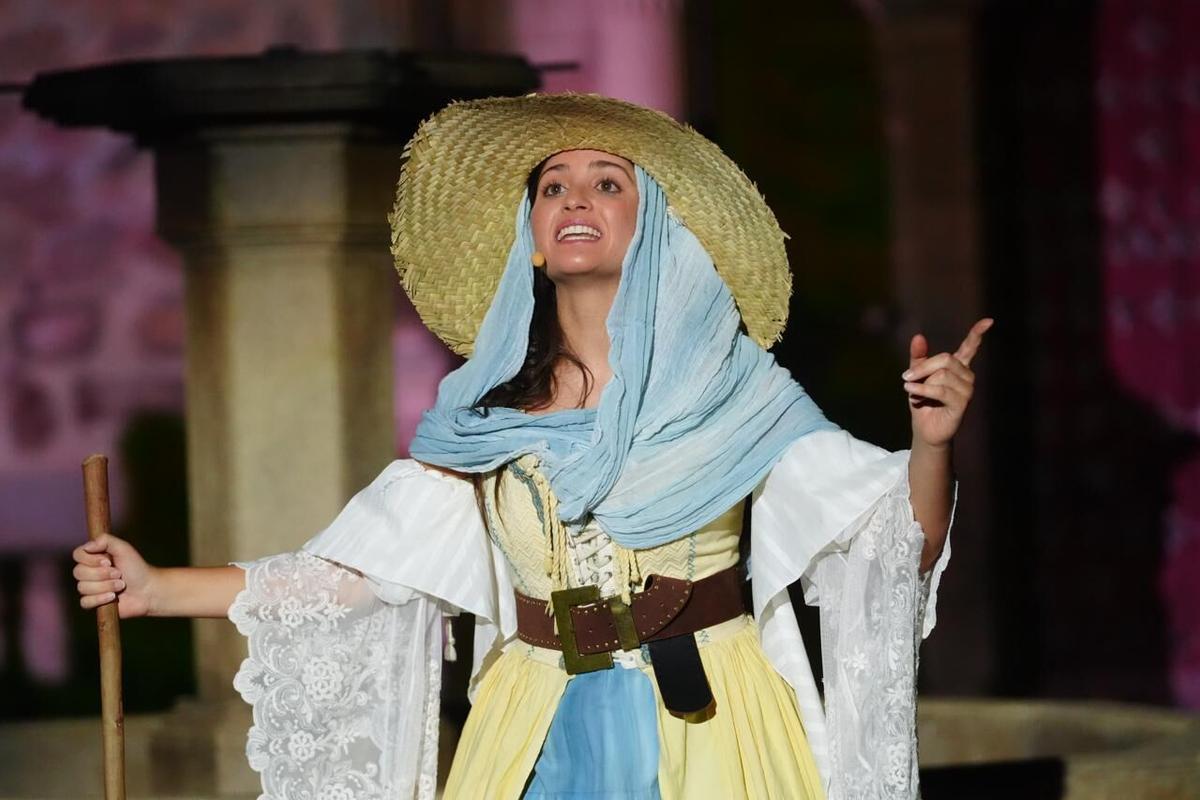 Hinojosa convierte la plaza de la Catedral en un gran escenario con 'La vaquera de la Finojosa' Hinojosa convierte la plaza de la Catedral en un gran escenario con 'La vaquera de la Finojosa'
