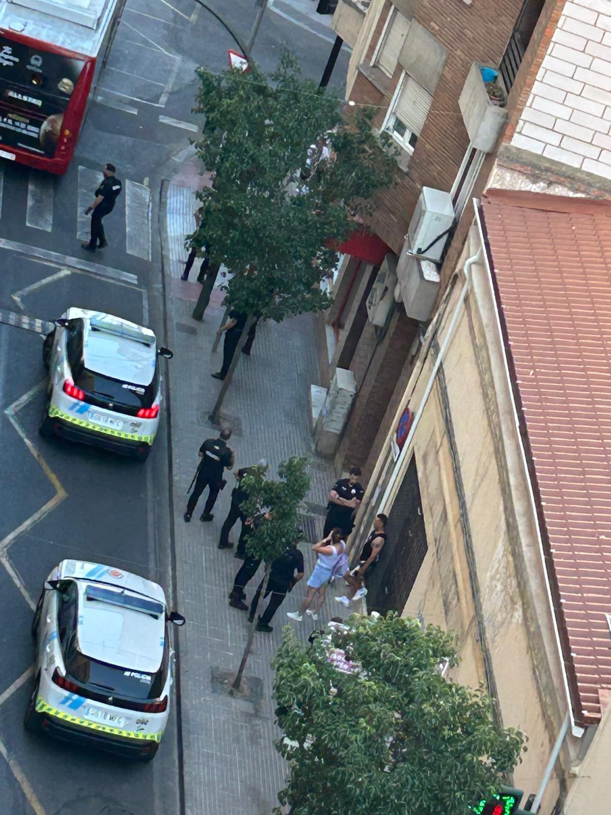 Intervención de la Policía Local y Nacional tras una pelea junto a la Torre Ocaso, en Mérida.