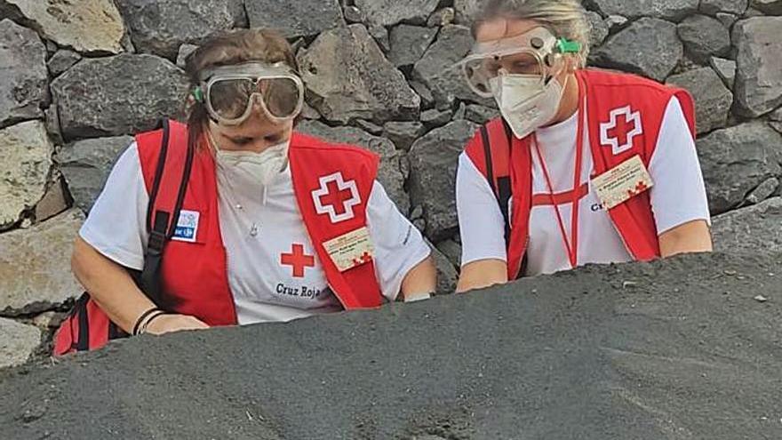 Begoña Piñeiro y Candita Rodríguez en La Palma. | // FDV