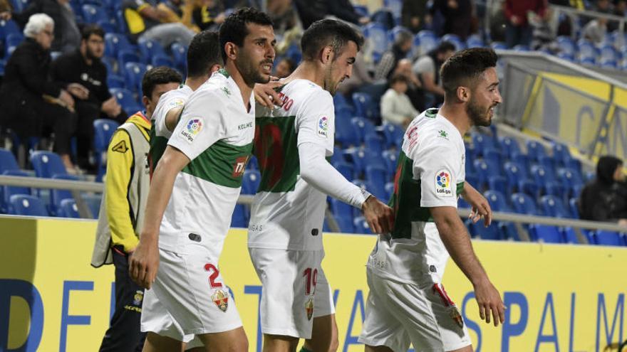 Los jugadores del Elche celebran el gol de Carlos Castro frente a Las Palmas