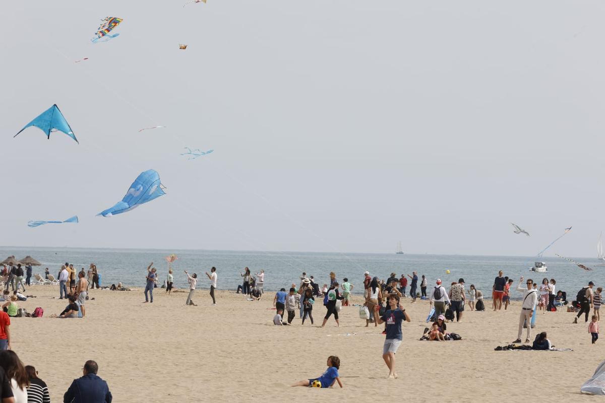 El festival de 'milotxes' llena de color el cielo de la Malva-rosa