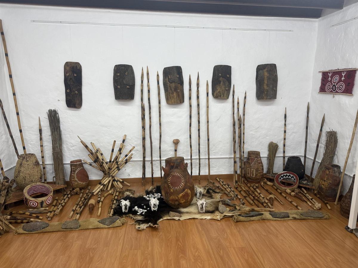 Objetos y cerámicas de la exposición