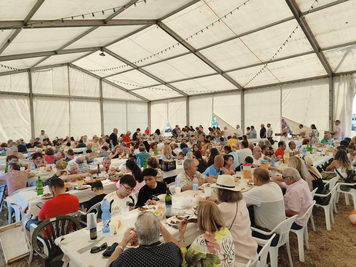 Así fue la V Comilona de las fiestas de Ferroñes, en Llanera