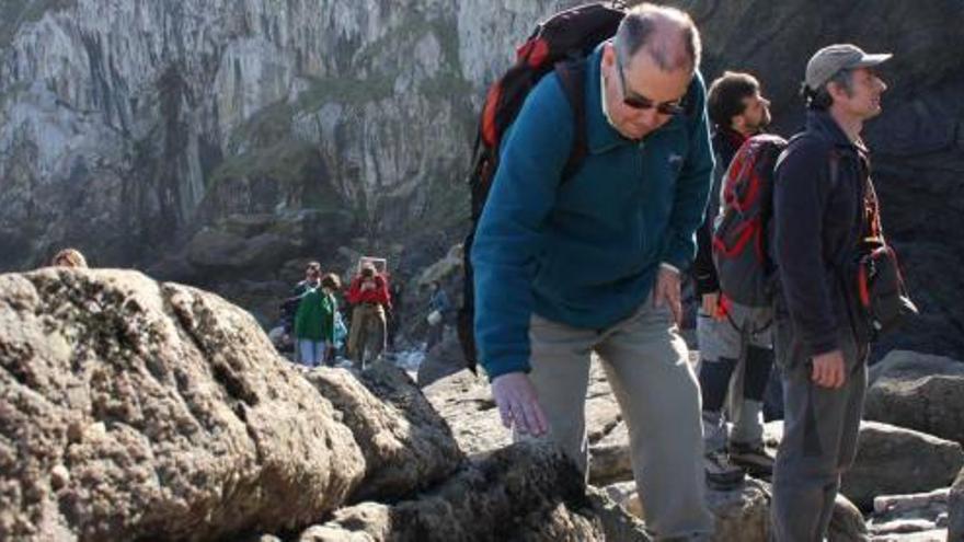 José Carlos García Ramos, en primer término, durante una visita a los acantilados de Tereñes, en 2009. | lne