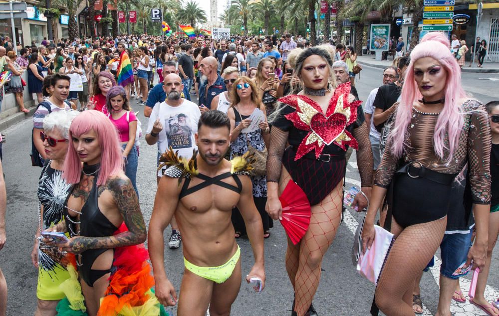 Alicante ondea la bandera del Orgullo LGTBI