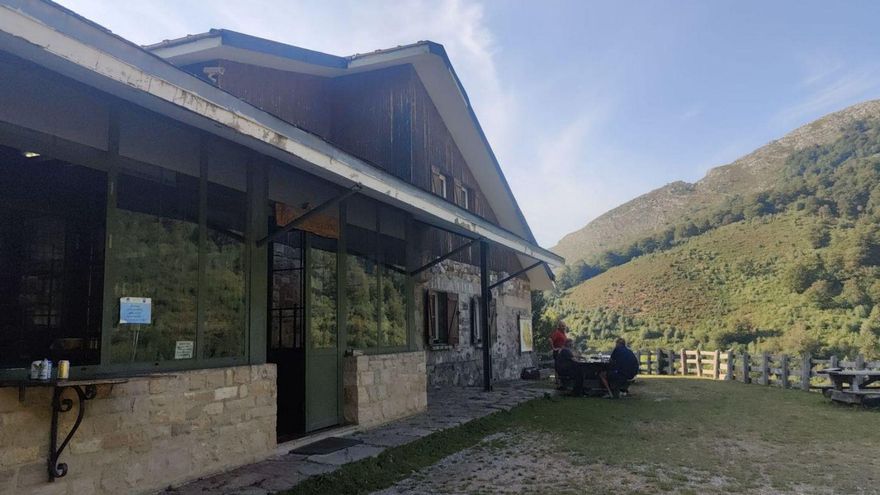 El refugio de montaña de Brañagallones, en Caso, reabre con solo doce de sus cuarenta plazas de alojamiento