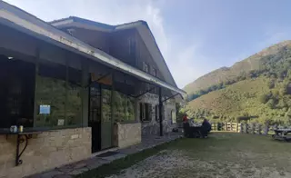 El refugio de montaña de Brañagallones, en Caso, reabre con solo doce de sus cuarenta plazas de alojamiento
