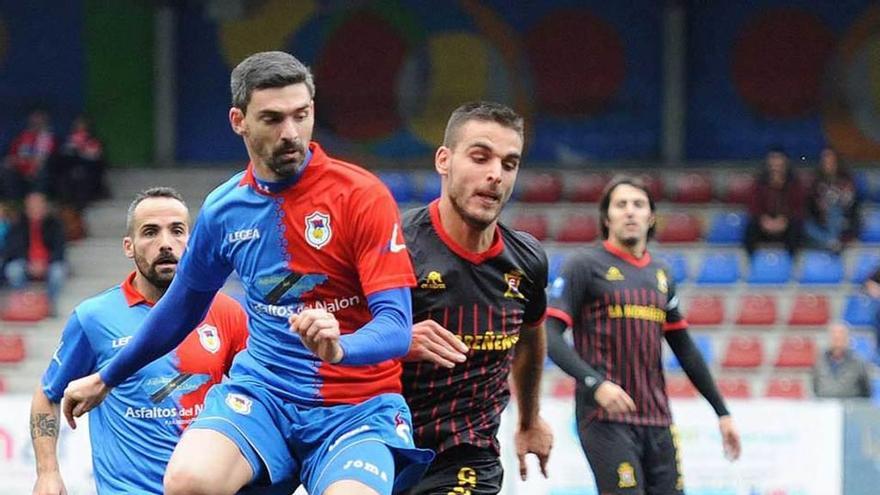 Nacho Calvillo disputa un balón con un jugador del Condal.