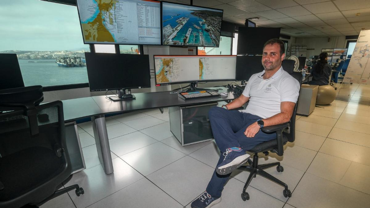 Sergio Pérez es una de las personas que observa con detenimiento todo lo que ocurre en el Puerto de Las Palmas desde el Centro de Control de Tráfico