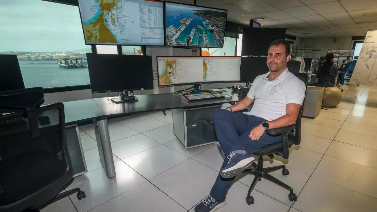 Sergio Pérez, uno de los ojos del Puerto de Las Palmas: así se controla el tráfico marítimo