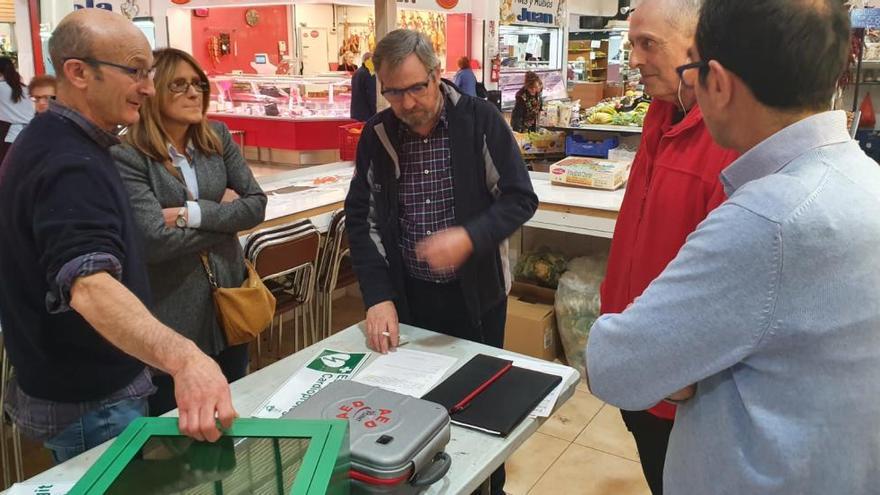 Entrega del desfibrilador al Mercado de la Zona Norte