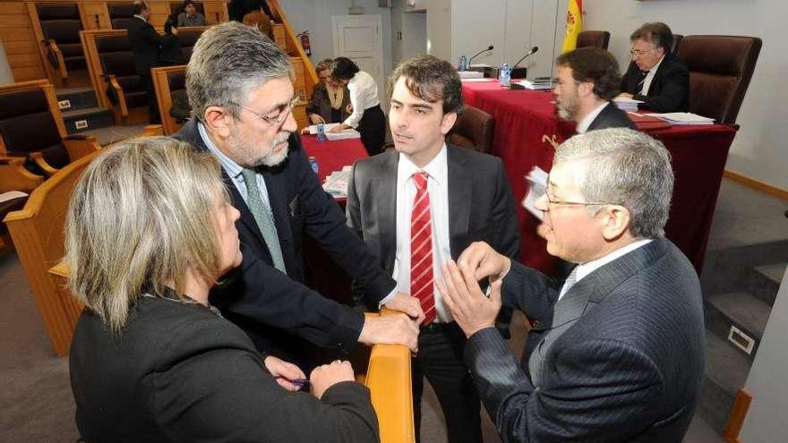 El presidente de la Diputación, segundo por la dcha, junto al portavoz del PSOE. / la opinión