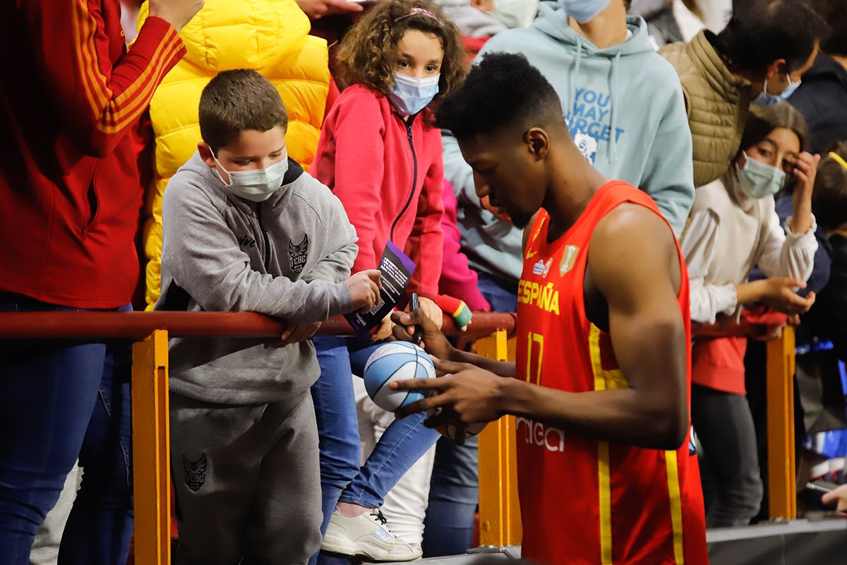 Las imágenes del partido de baloncesto España-Ucrania en Vista Alegre