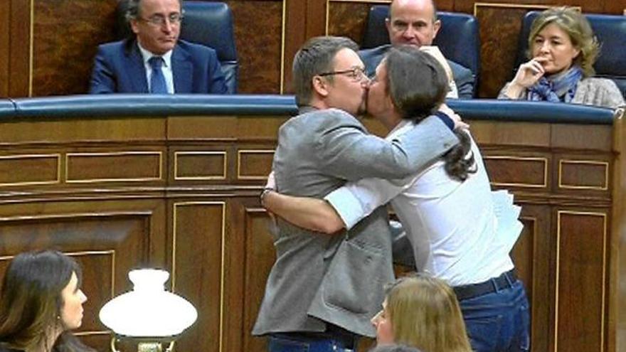El petó de l&#039;esquerraIglesias i Domènech es demostren el seu afecte