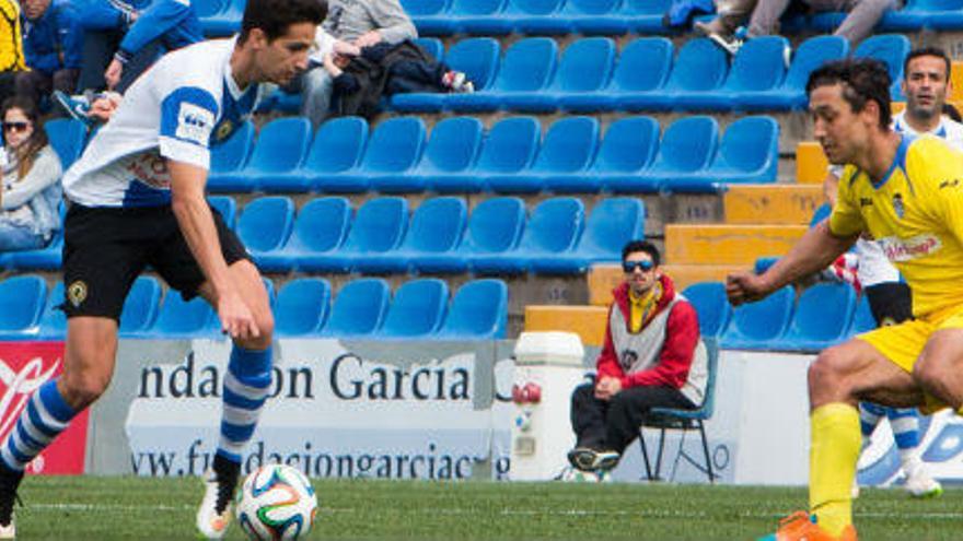 Álex Muñoz: &quot;Ahora no es momento de hablar de mi futuro, nos jugamos mucho&quot;