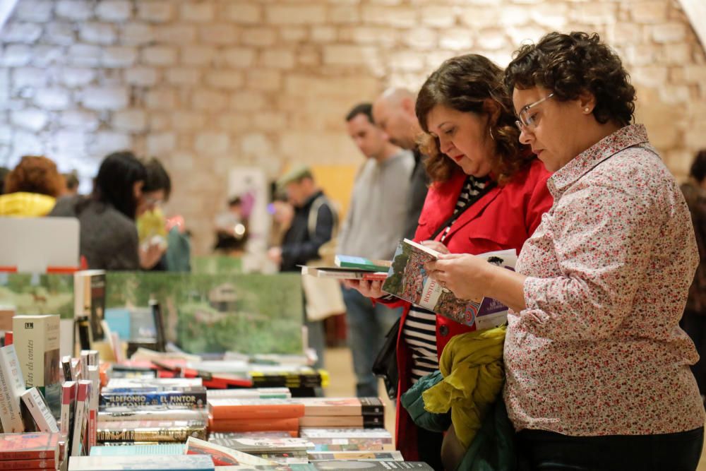 El Aljub de Es Baluard protege de la lluvia la Fira del Llibre en Català