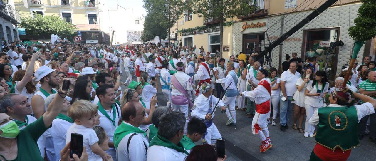 Pocas mascarillas se vieron durante el inicio de las fiestas y la actuación de los danzantes en Huesca. | ÁNGEL DE CASTRO