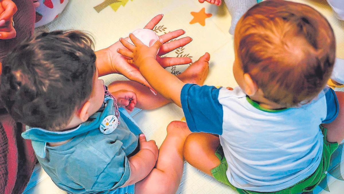 Dos alumnos de un centro centro infantil de Canarias.